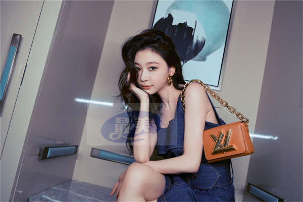 易梦玲受邀出席品牌时装大秀 简约造型彰显时尚态度