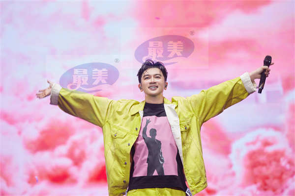 苏有朋巡演广州站穿越青春 与周柏豪燃炸《霍元甲》梦回披哥