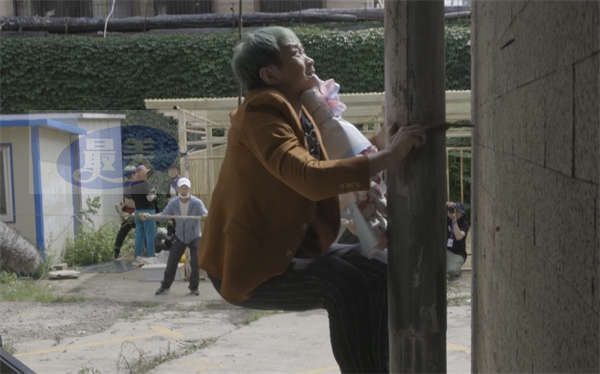 电影《保你平安》曝“我叫魏平安”导演特辑 分享喜剧幕后的故事