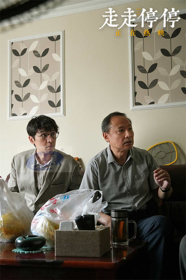 端午热映的高口碑喜剧《走走停停》首曝正片片段 父子串门撞破爆笑家庭闹剧