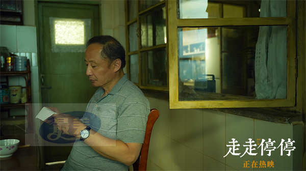 高口碑喜剧《走走停停》发布正片片段 胡歌拱火金靖压桌老吴家上演搞笑闹剧