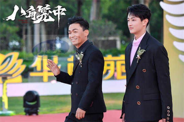 《八角笼中》剧组亮相金鸡红毯  王宝强史彭元戴狗尾草展示顽强生命力