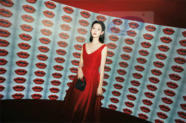 王玉雯上海出席电影活动 明媚红裙尽显优雅魅力