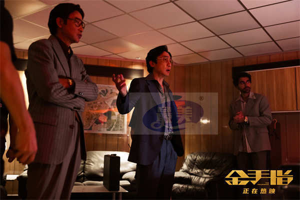 电影《金手指》曝“幕后金主”片段 梁朝伟深陷金钱迷局身不由己