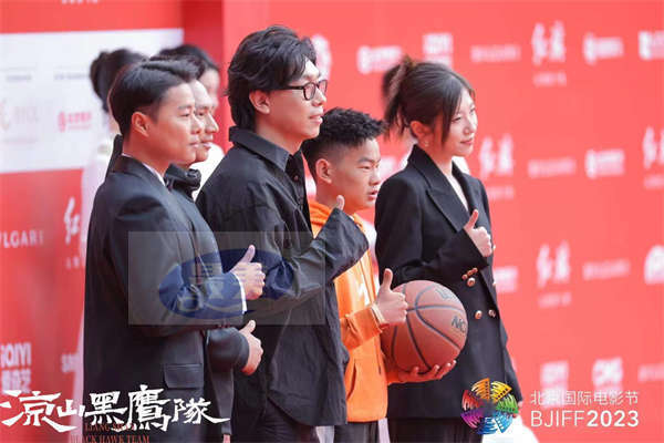 单挑人生上半场,人民日报数字传播首部院线电影重磅亮相北影节红毯!