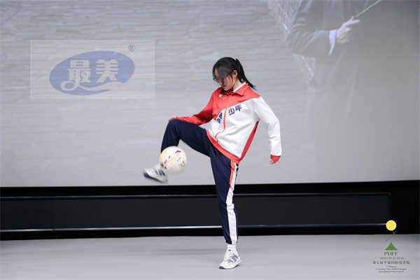 《屋顶足球》闭幕平遥国际电影展 女孩绽放拼搏光芒收获如潮好评