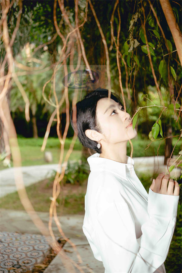 南吉携新作《追幸福的人》 亮相第四届海南岛国际电影节开幕红毯