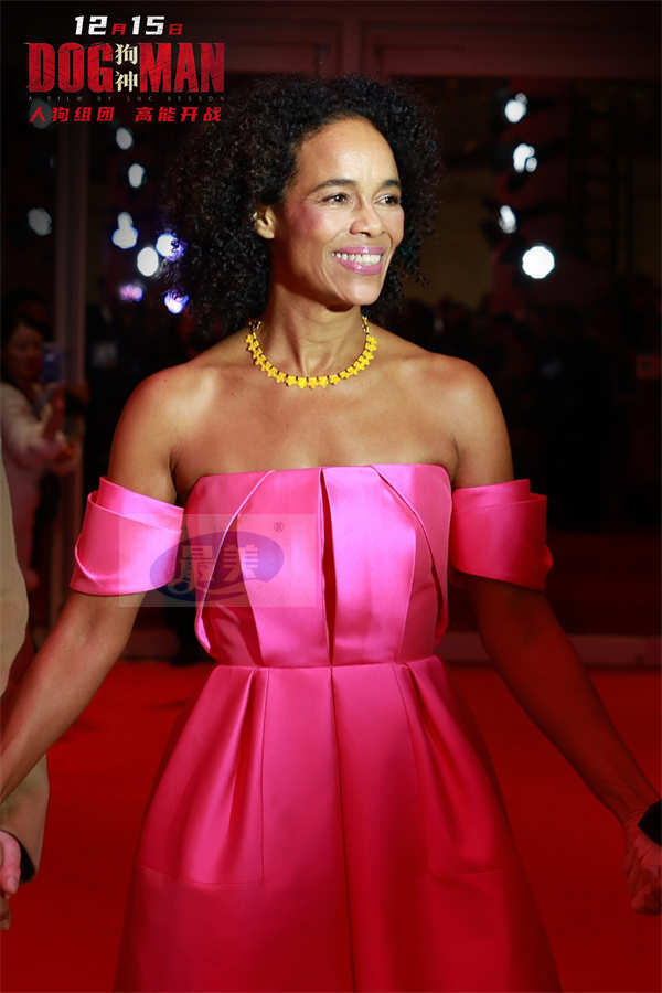 吕克·贝松空降《狗神》中国首映礼 终极预告海报双发高能来袭