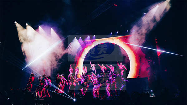 刘雨昕巡演第二站成都站震撼开唱 多变造型展现超规格时尚盛宴