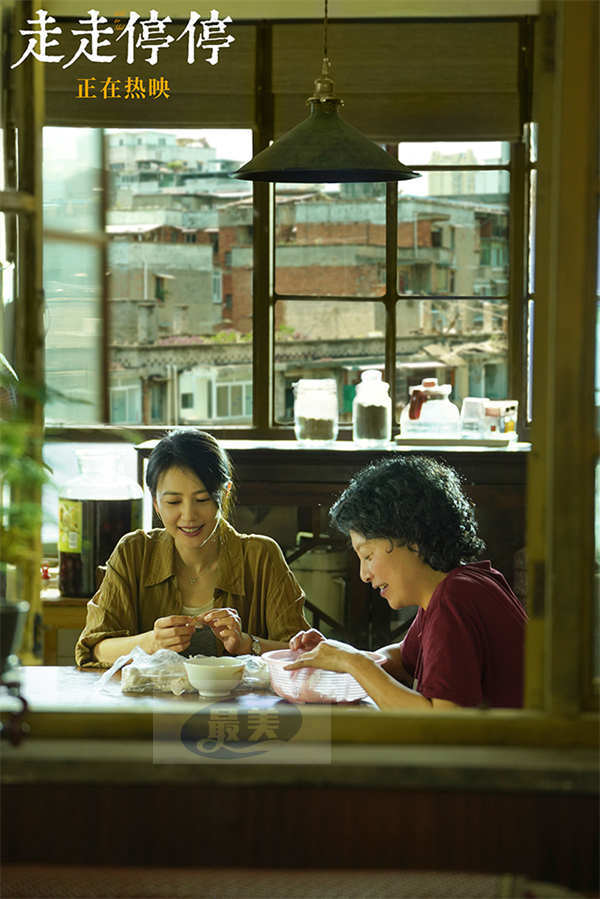 高口碑喜剧《走走停停》正在热映 爸爸穿女装完成妈妈遗愿感人至深