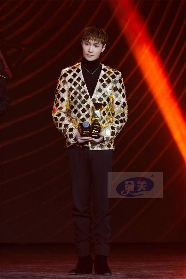 张艺兴D.N.A音乐联盟舞台首秀 获年度实力艺人奖