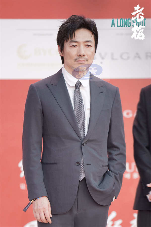 电影《老枪》中国首映口碑获赞 祖峰秦海璐周政杰亮相北影节红毯