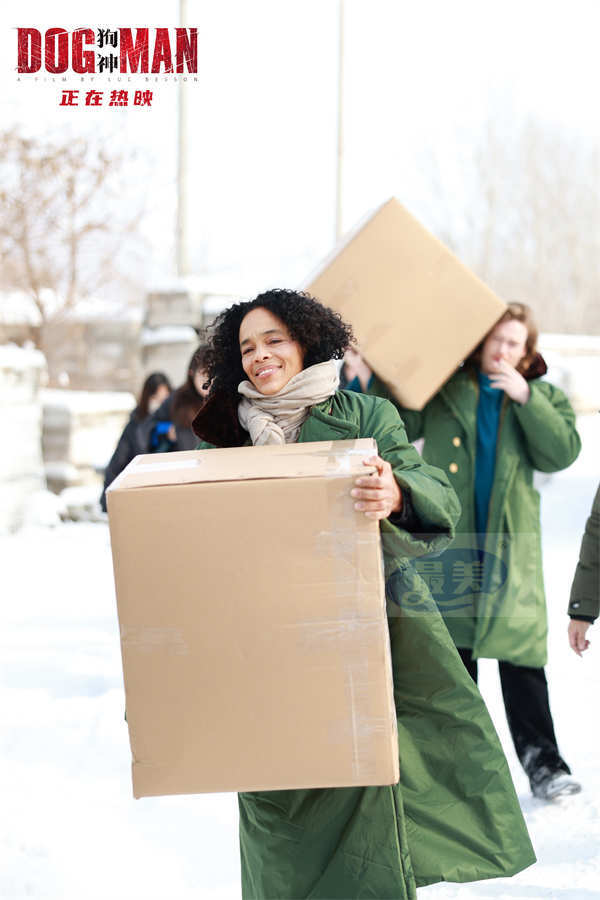 《狗神》主创爱心空降救助基地 “重妆登场”片段上演人狗组团反杀