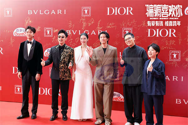 爱情喜剧电影《“骗骗”喜欢你》亮相上海国际电影节   金晨孙阳“神还原”游客打卡