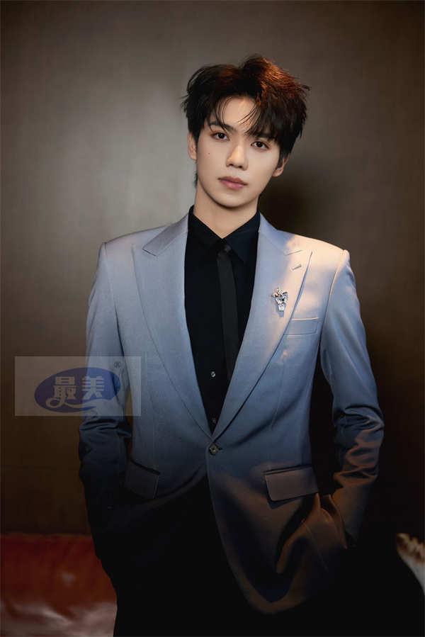 罗一舟出席丝绸之路国际电影节闭幕式 担任表演嘉宾展现青春魅力