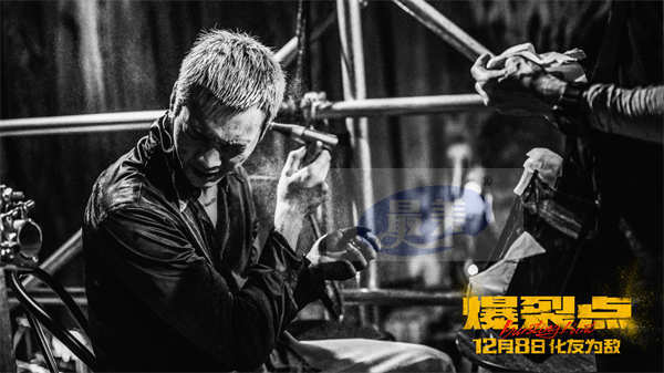 林超贤更魔鬼了! 年度巨制《爆裂点》挑战港片新高度 张家辉陈伟霆梁洛施咬牙过难关