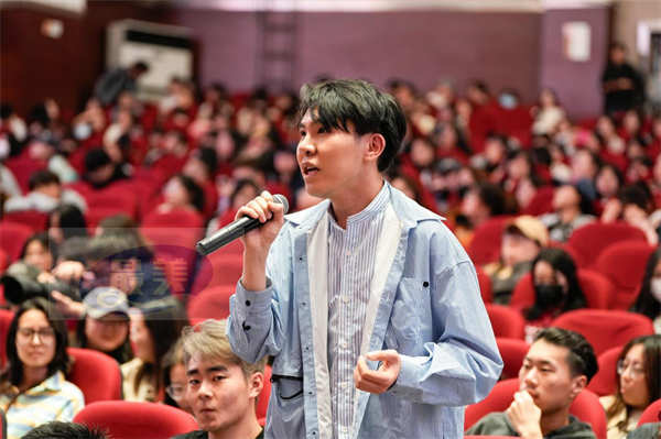 金鸡奖影后何赛飞携获奖电影《追月》来川影了！