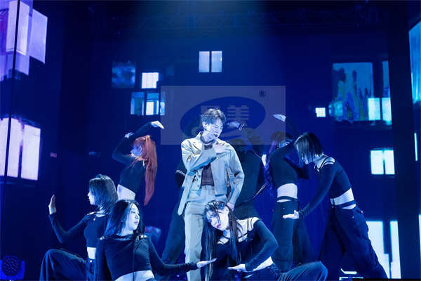 SHINee成员珉豪亚洲巡回歌迷会盛况结束，获得了当地歌迷们的热烈呼应！