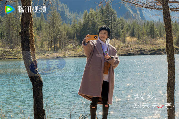 《故乡,别来无恙》发“边边游”露营剧情海报 “恋爱修罗场”高能戏码今日来袭