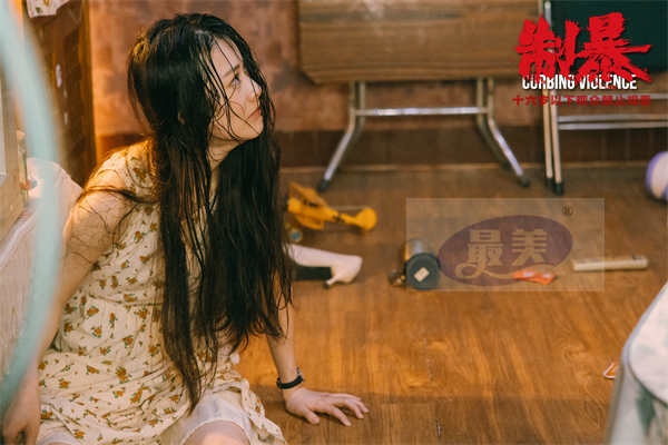 国产16禁《制暴》定档6月6日 女警蒋璐霞暴揍包贝尔