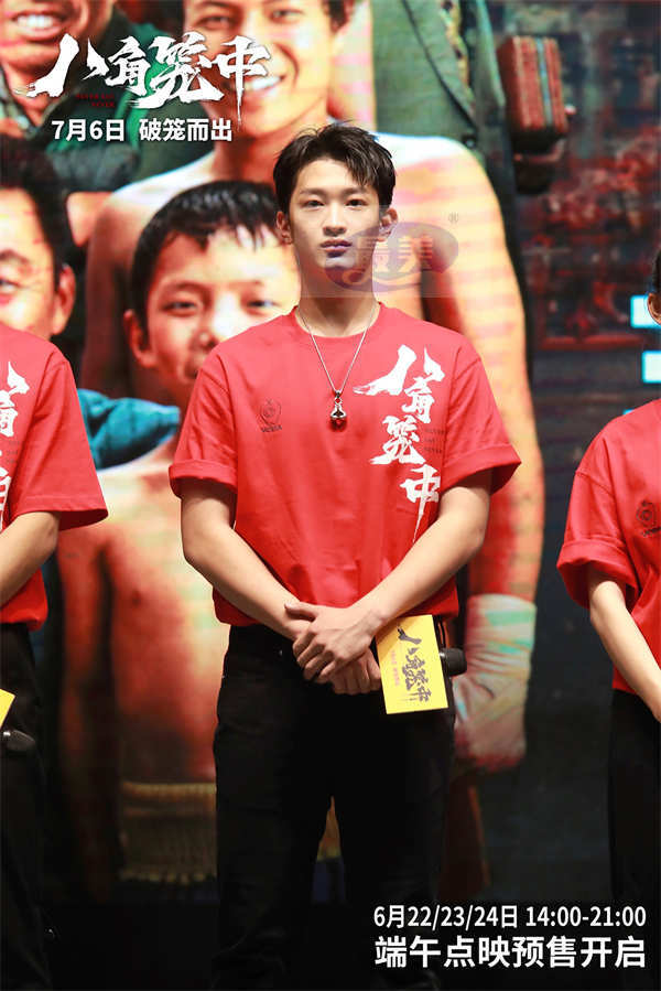 王宝强新作《八角笼中》走进南京高校  “生猛、感动”获观众力赞