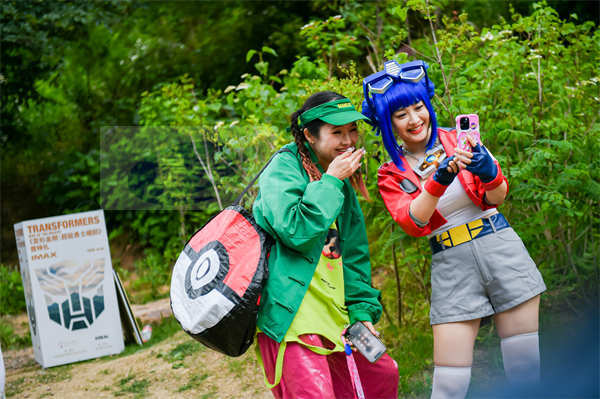 《变形金刚:超能勇士崛起》IMAX首映嗨翻全场 6月9日见证大银幕盛宴