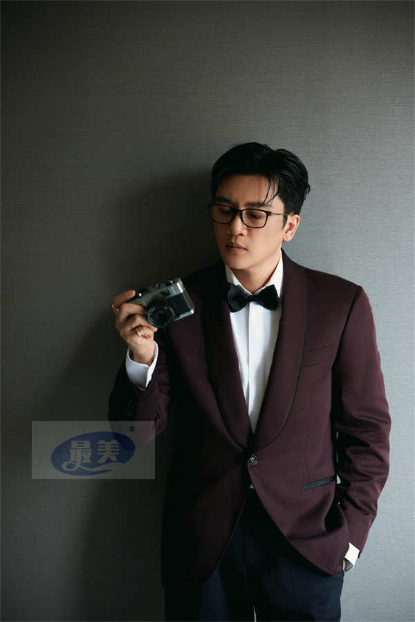 苏有朋亮相中国电影大数据荣誉之夜 担任推委会委员备受认可