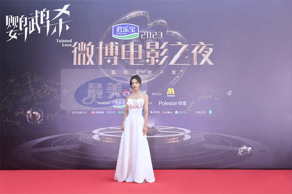 《鹦鹉杀》亮相2023微博电影之夜 周冬雨新片“跟爱情的骗子死磕到底”