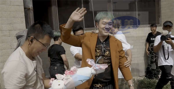 电影《保你平安》曝“我叫魏平安”导演特辑 分享喜剧幕后的故事