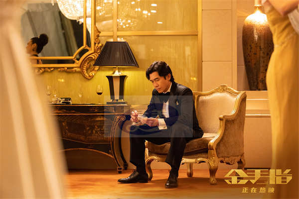 电影《金手指》曝“e起来”角色特辑 梁朝伟“e秒”变社交之王