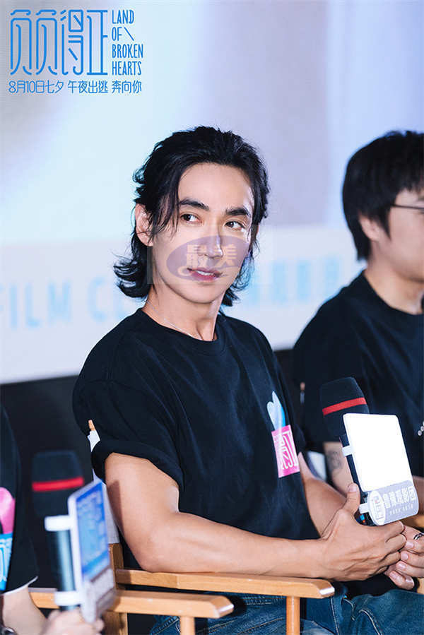 《负负得正》首映礼宇宙级浪漫触达人心 首波口碑获赞“独一份七夕爱情片”