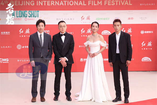 电影《老枪》中国首映口碑获赞 祖峰秦海璐周政杰亮相北影节红毯