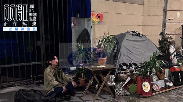 电影《负负得正》“辞职去旅行”正片片段 朱一龙诠释角色独自旅行找寻自我