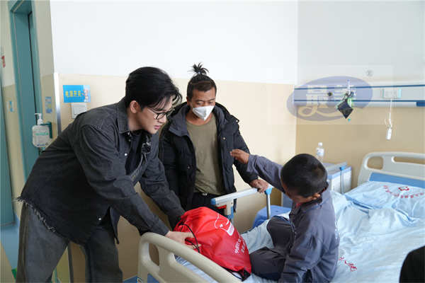 苏有朋六一儿童节现身香格里拉做公益 呼吁关注唇腭裂儿童