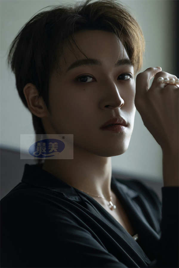 赞多黑色西装造型出席品牌活动 展现多面摩登风尚