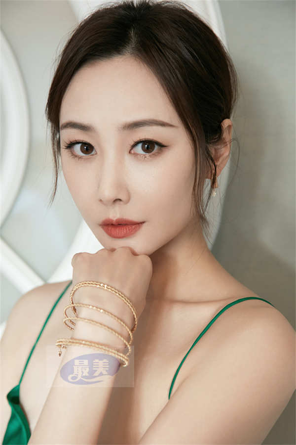 李纯绿色修身礼服造型释出 网友:把春天穿在身上了