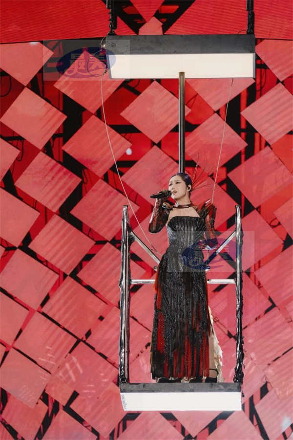 杨千嬅北京新工体开唱 嘉宾叶蒨文林子祥惊喜现身