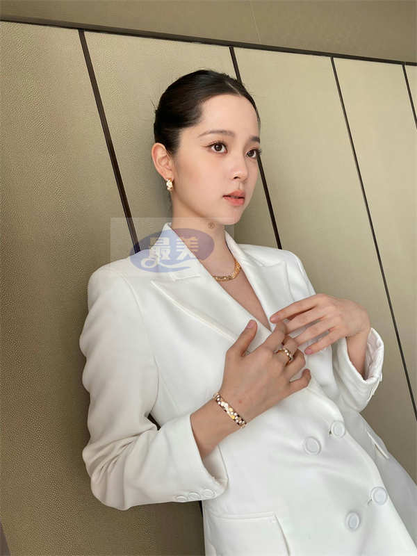 欧阳娜娜作为品牌大使出席活动 干练精英风引热议