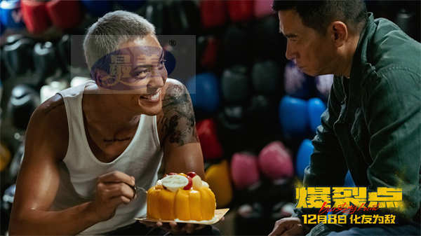 被揍！被摔！被撞！电影《爆裂点》发布“港疯来袭”陈伟霆特辑 极致战损搏命演绎