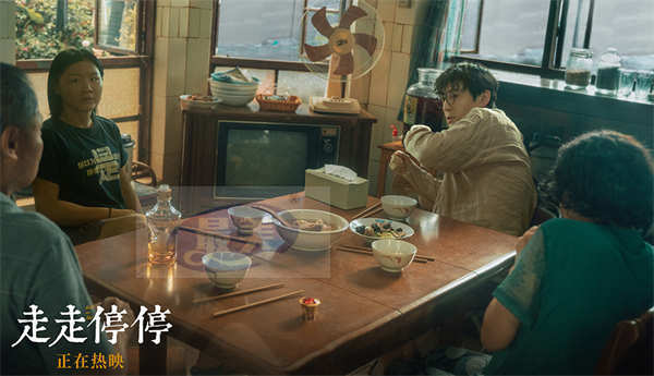 高口碑喜剧《走走停停》发布正片片段 胡歌拱火金靖压桌老吴家上演搞笑闹剧