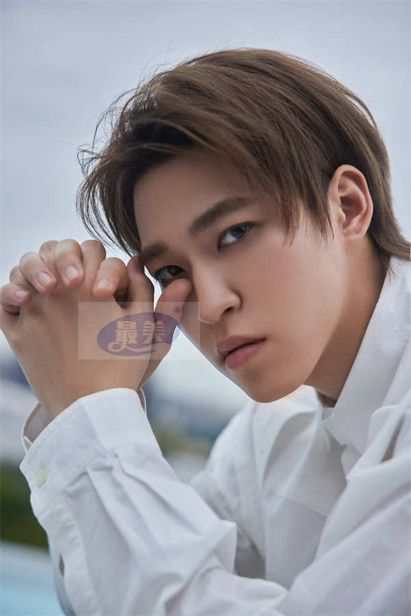 赞多校园风出席品牌大秀 彰显“别具一格”时尚活力