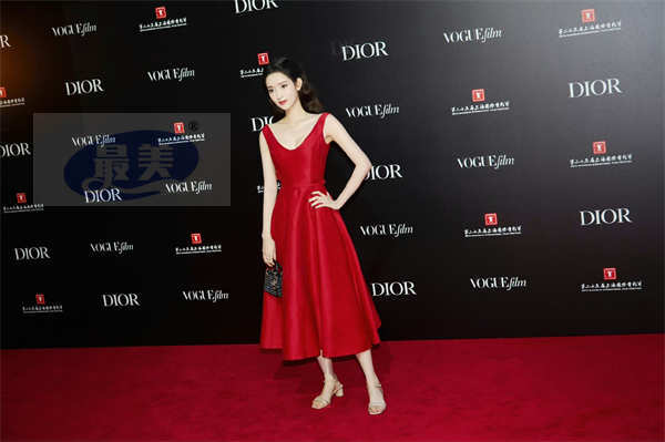 王玉雯上海出席电影活动 明媚红裙尽显优雅魅力