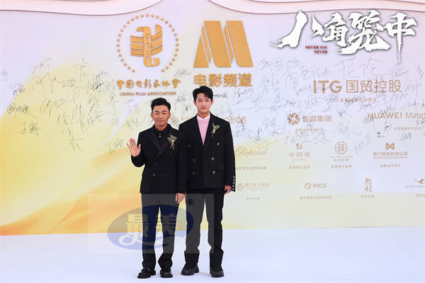 《八角笼中》剧组亮相金鸡红毯  王宝强史彭元戴狗尾草展示顽强生命力