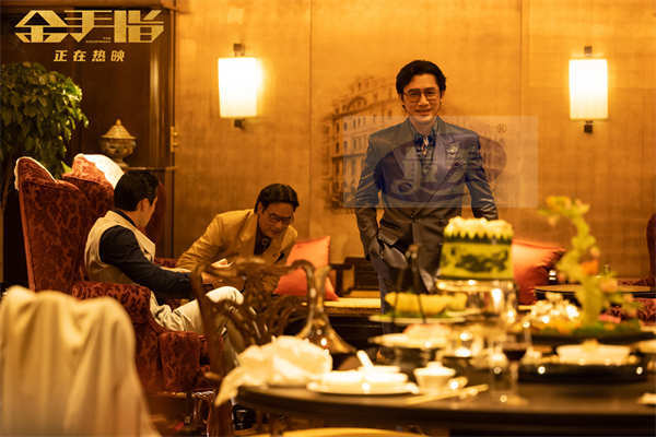 电影《金手指》曝“幕后金主”片段 梁朝伟深陷金钱迷局身不由己