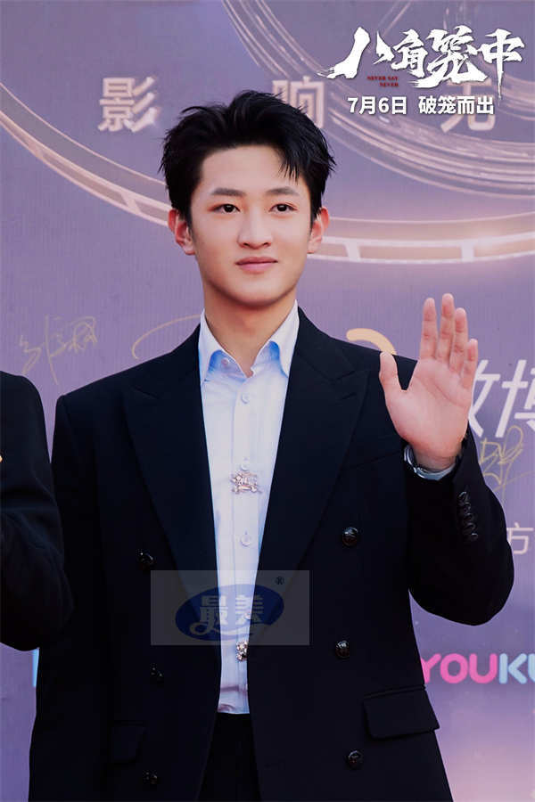 《鹦鹉杀》亮相2023微博电影之夜 周冬雨新片“跟爱情的骗子死磕到底”