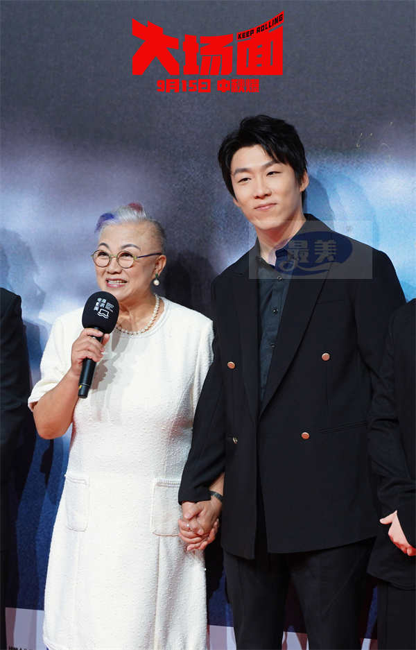 灾难喜剧电影《大场面》路演走进阿那亚海浪电影周 主创携亲友走红毯高呼“出息了”