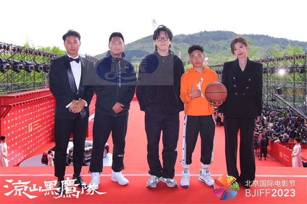 单挑人生上半场,人民日报数字传播首部院线电影重磅亮相北影节红毯!