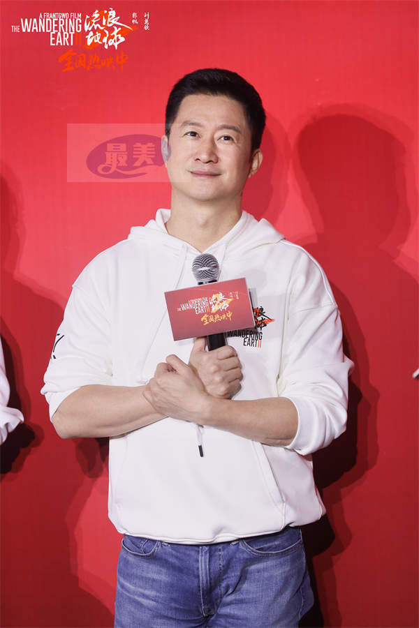 《流浪地球2》上海路演刘培强陪韩朵朵回娘家 宁理现场投喂“马兆海鸥”薯条