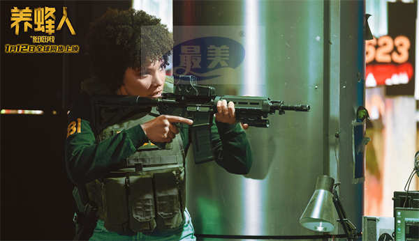杰森·斯坦森《养蜂人》发布终极预告海报 退休特工炮轰百亿诈骗集团
