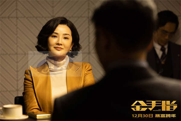 电影《金手指》今日上映 奢靡大片打造专属暴富跨年仪式感